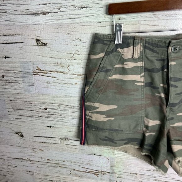 Gap camo 4 petite utility shorts with red strip green - Picture 2 of 9